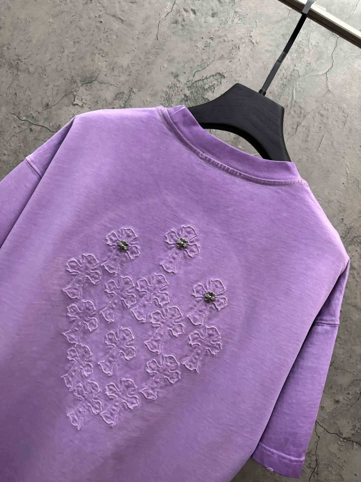 P200 top version, real shot without P, ​​different from market currency) 𝗖𝗵𝗿𝗼𝗺𝗲 𝗛𝗲𝗮𝗿𝘁𝘀/Croxin 2026 spring new original single counter American laser burnt patch embroidered couple short sleeves 👑The highest version! Customized fabric 330g, washed and fried. Best-selling model at the counter. Very comfortable to wear. Accessories: Original molded and authenticated collar label➕100% silk wash label. Genuine purchase-grade original hangtag➕matching hanging rope➕3D hanging beads➕original packaging bag. Craftsmanship: The original version has consistent wiring! The highest version of the armhole matching technique! Color: Khaki Black Rose Red Light Blue Purple Size: S M L XL Style Number: 26-2002